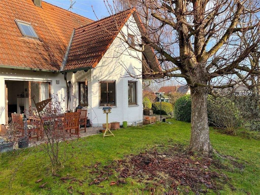 Immobilie in Dinkelscherben - Charmantes Einfamilienhaus mit großem Garten, Kamin & zwei Terrassen - Bild 0