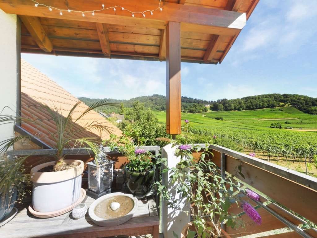 Immobilie in Ballrechten-Dottingen - Exklusive Lage mit wunderbarem Blick über die Reben - Haus mit 3 Wohnungen - Bild 3