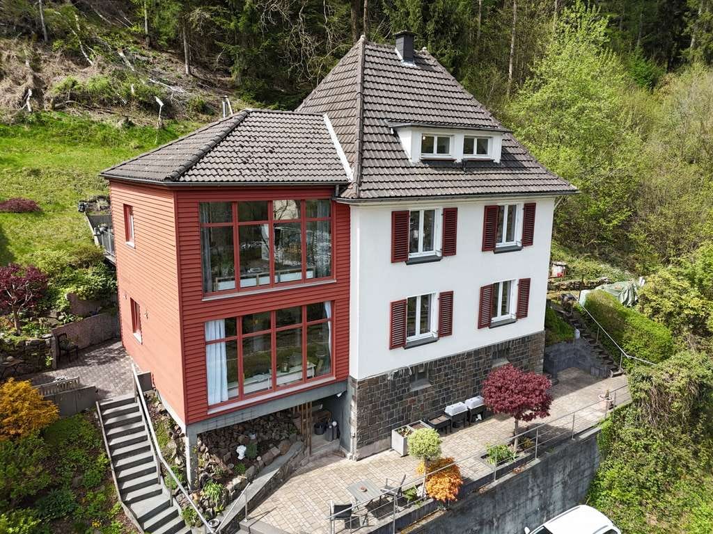 Immobilie in Schalksmühle - Nicht 08/15: Modernisiertes Zweifamilienhaus mit insgesamt 197qm Wohnfläche in Schalksmühle!!! - Bild 0