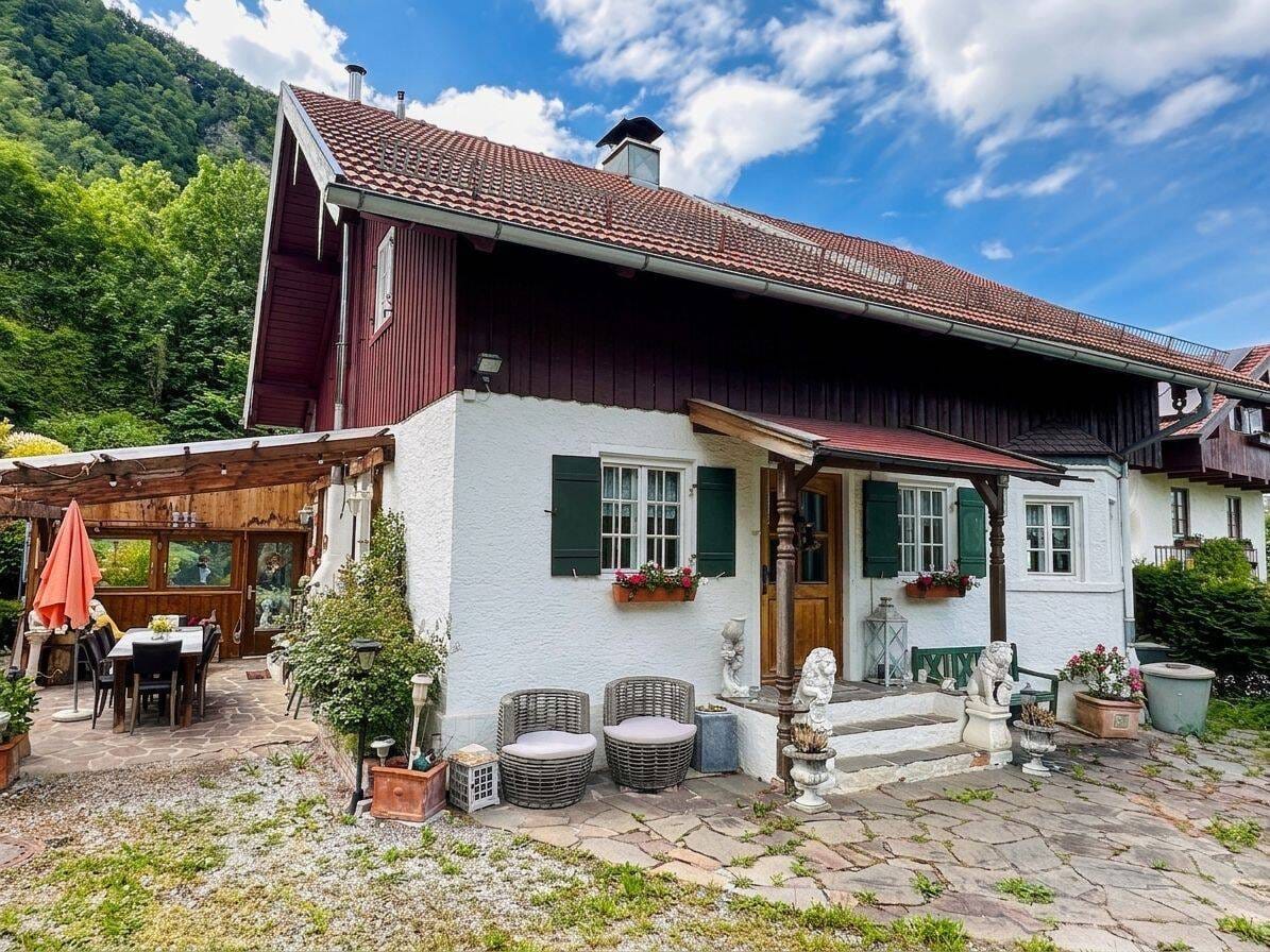 Immobilie in Flintsbach am Inn - Zur Kapitalanlage - Einfamilienhaus mit Charme in naturnaher und ruhiger Wohnlage - Bild 0