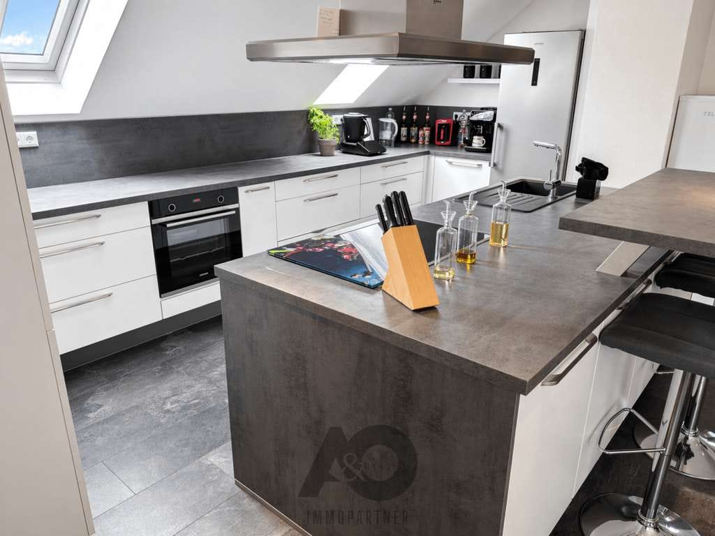 Immobilie in Wimsheim - Kernsanierte 3,5-Zi.-DG Wohnung mit weiterem Ausbaupotenzial, Garten & Doppelgarage in Wimsheim - Bild 1