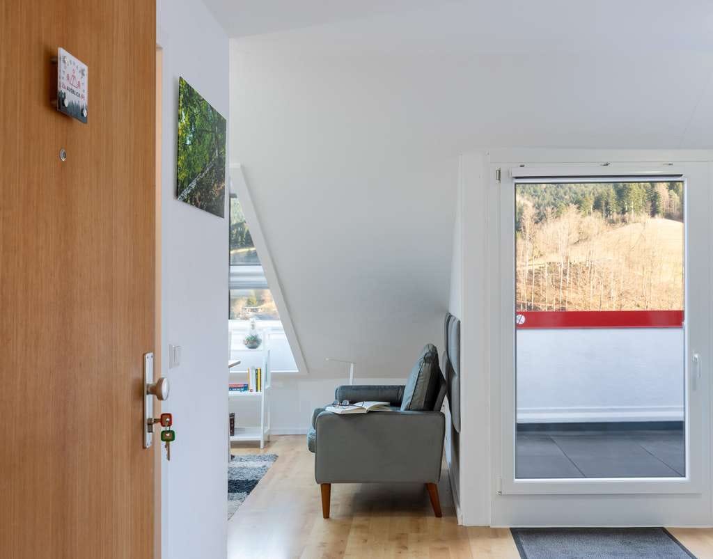 Immobilie in Bad Peterstal-Griesbach - Charmante Dachgeschosswohnung mit Panorama-Dachterrasse im Schwarzwald - Bild 2