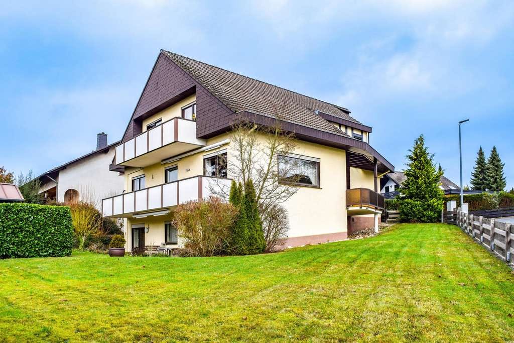 Immobilie in Bad Camberg - Gepflegtes Mehrfamilienhaus mit drei Wohneinheiten in zentraler Lage von Bad Camberg - Bild 1