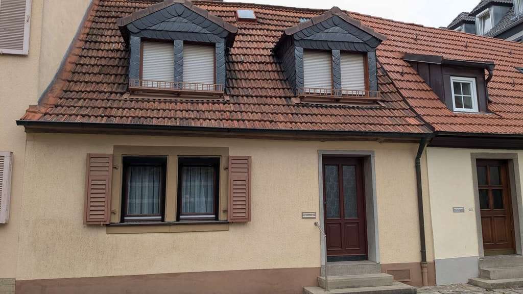 Immobilie in Kitzingen - Gepflegtes Reihenmittelhaus mit rustikalem Charme und Garten in Kitzingen - Bild 0
