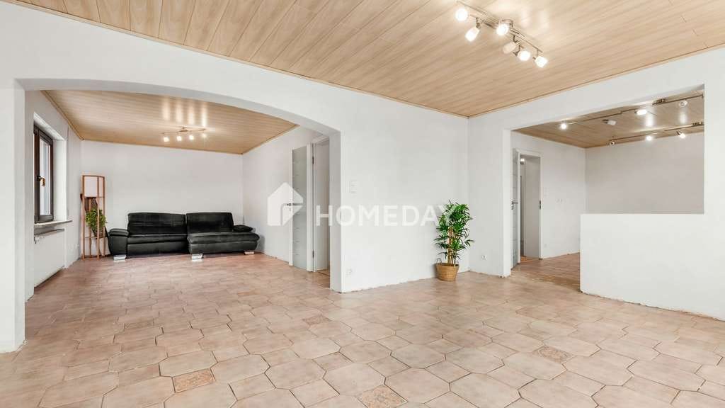 Immobilie in Weilersbach - Großzügiges Wohnen mit Außenpool und Garage
 - Bild 4