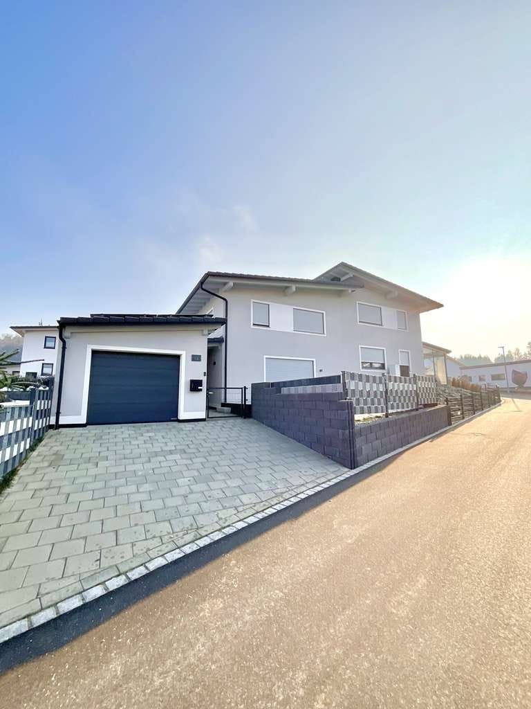 Immobilie in Aidenbach - PASSAU, Aidenbach: Doppelhaushälfte mit Garage, Terrasse und Garten! IHR LEBENS(T)RAUM! NEU, GEHOBEN, EXKLUSIV. *** - Bild 0