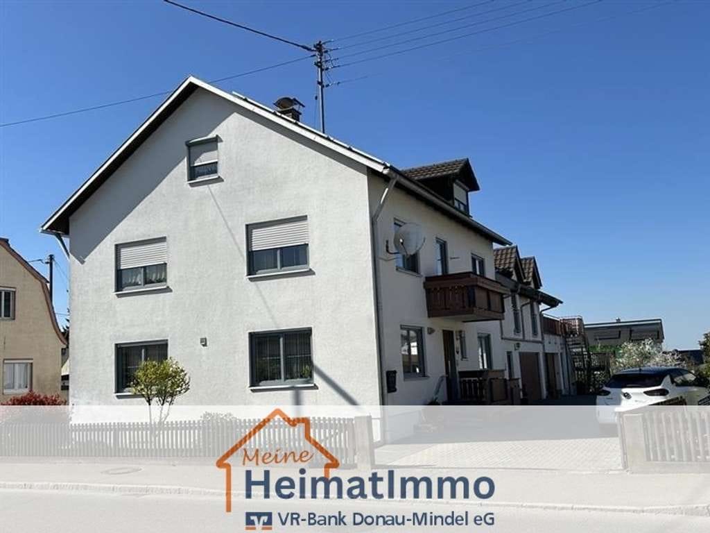 Immobilie in Holzheim - Modernes Wohnen für zwei Parteien – Haus mit großem Grundstück und mehreren Garagen - Bild 0