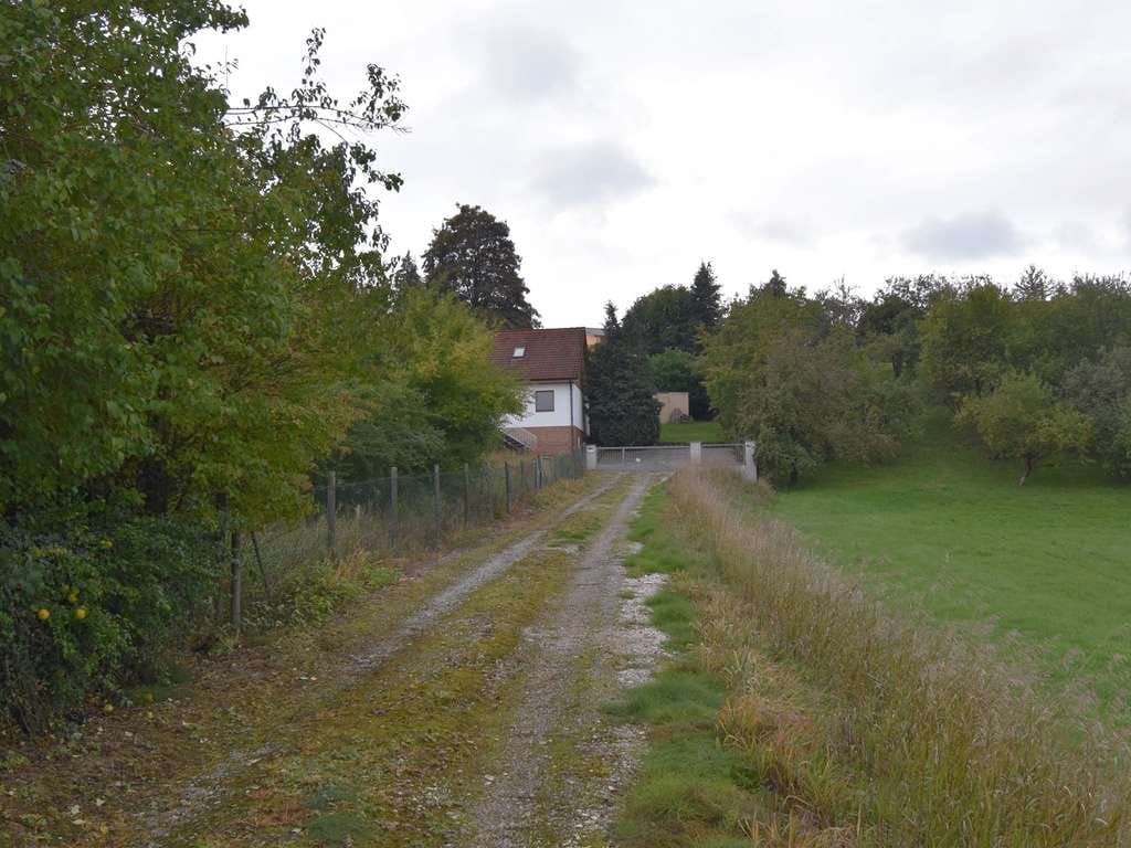 Immobilie in Wilhelmsdorf - Flexibles Ein- bis Zweifamilienhaus mit Doppelgarage & Bauplatzreserve in Wilhelmsdorf - Bild 2