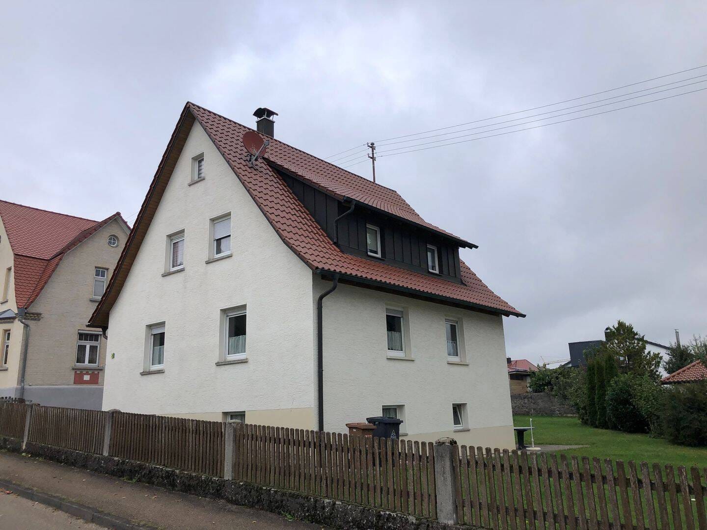Immobilie in Niederstotzingen - Sehr geräumiges Einfamilienhaus mit großzügigen Raumflächen für viel Potential der Entfaltung + Doppelgarage - Bild 1