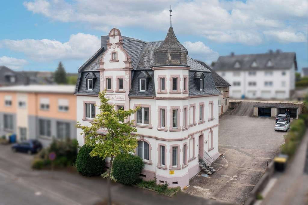 Immobilie in Altweidelbach - Villa Luise · Historisches Mehrfamilienhaus mit riesigem Bauplatz und mehreren Nebengebäuden - Bild 2