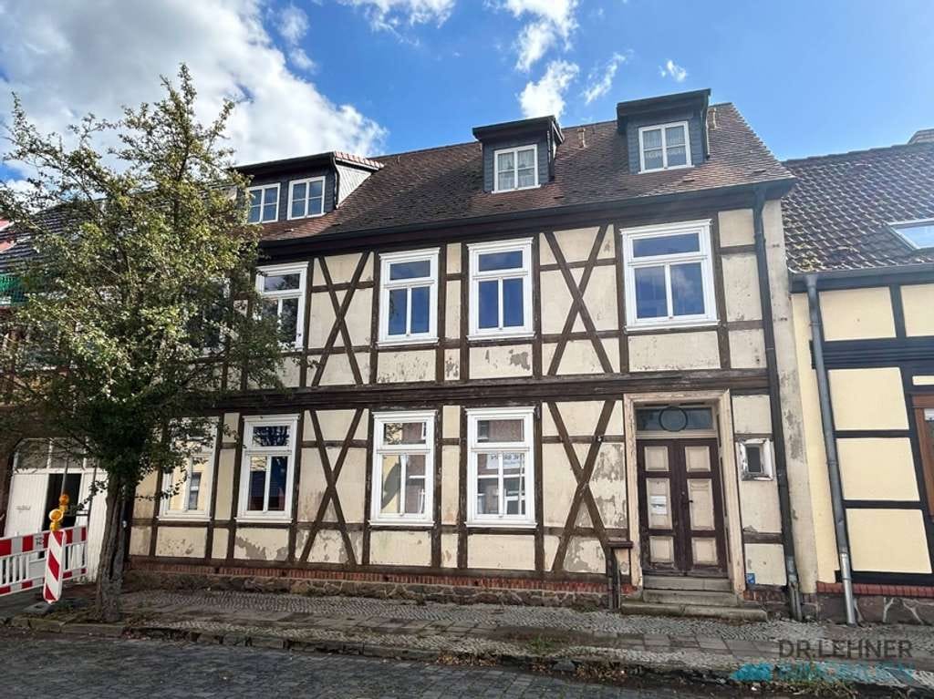 Immobilie in Osterburg (Altmark) - Fachwerk-Mehrfamilienhaus (3 Wohneinheiten) in Osterburg mit Wertsteigerungspotenzial - Bild 0