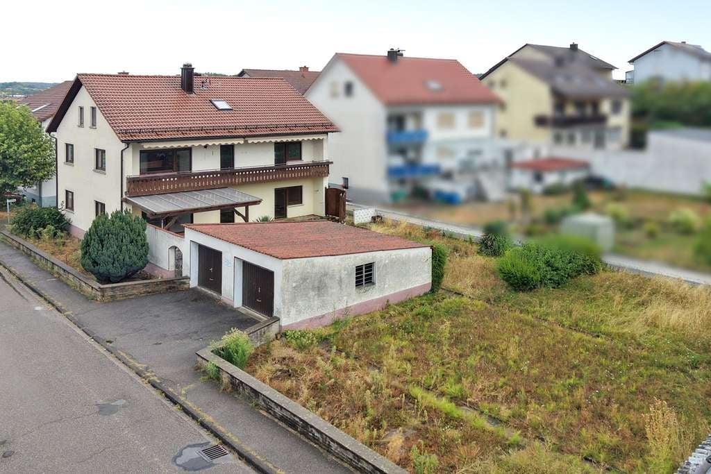 Immobilie in Walzbachtal - Sanierungsbedürftiges Zweifamilienhaus mit 174 qm Wohnfläche auf 649 qm großem Grundstück in ruhiger - Bild 1