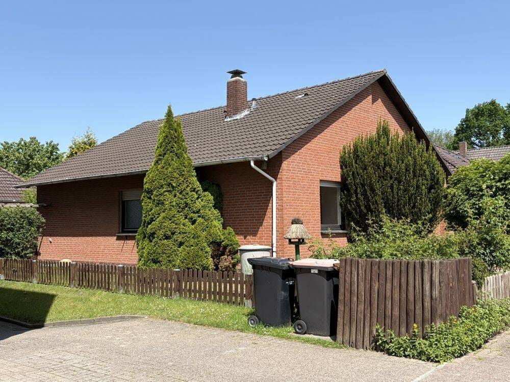 Immobilie in Varel - Wohnen im Bungalowstil! Mit Garage ! Pflegeleicht !  Ebenerdiger Wohnraum im Zentrum von Varel! Angefangene Renovierung/Teilsanierung! - Bild 0