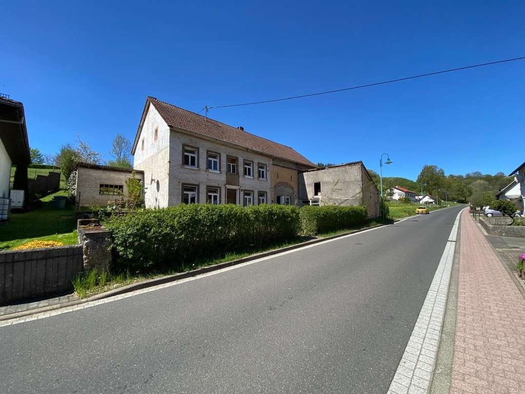 Immobilie in Neroth - Historisches Eifelhaus von 1874 mit 1.700 m² Grundstück & 30.000 € Förderzusage  - Bild 0