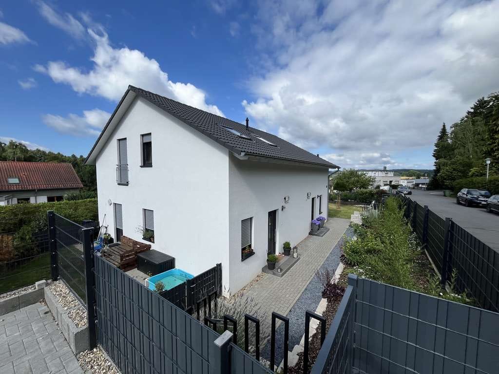 Immobilie in Modautal - Viele Nutzungsmöglichkeiten: energieeffizientes Zweifamilienhaus mit traumhaftem Ausblick  - Bild 1