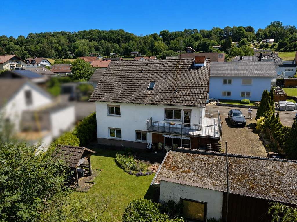 Immobilie in Gemünden (Felda) - Kapitalanlage mit drei Wohneinheiten auf großzügigem Grundstück - Bild 1