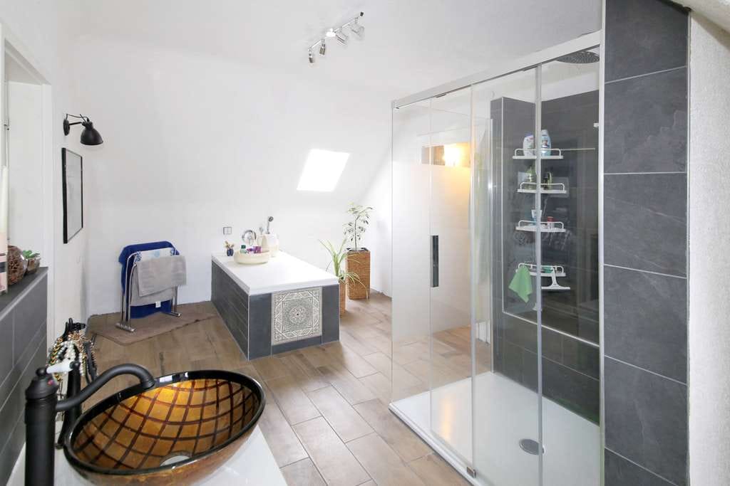 Immobilie in Schömberg - DG-Traum: 3,5 Zimmer mit Aussicht, modernisiert, teilmöbliert & sofort bezugsbereit - Bild 1