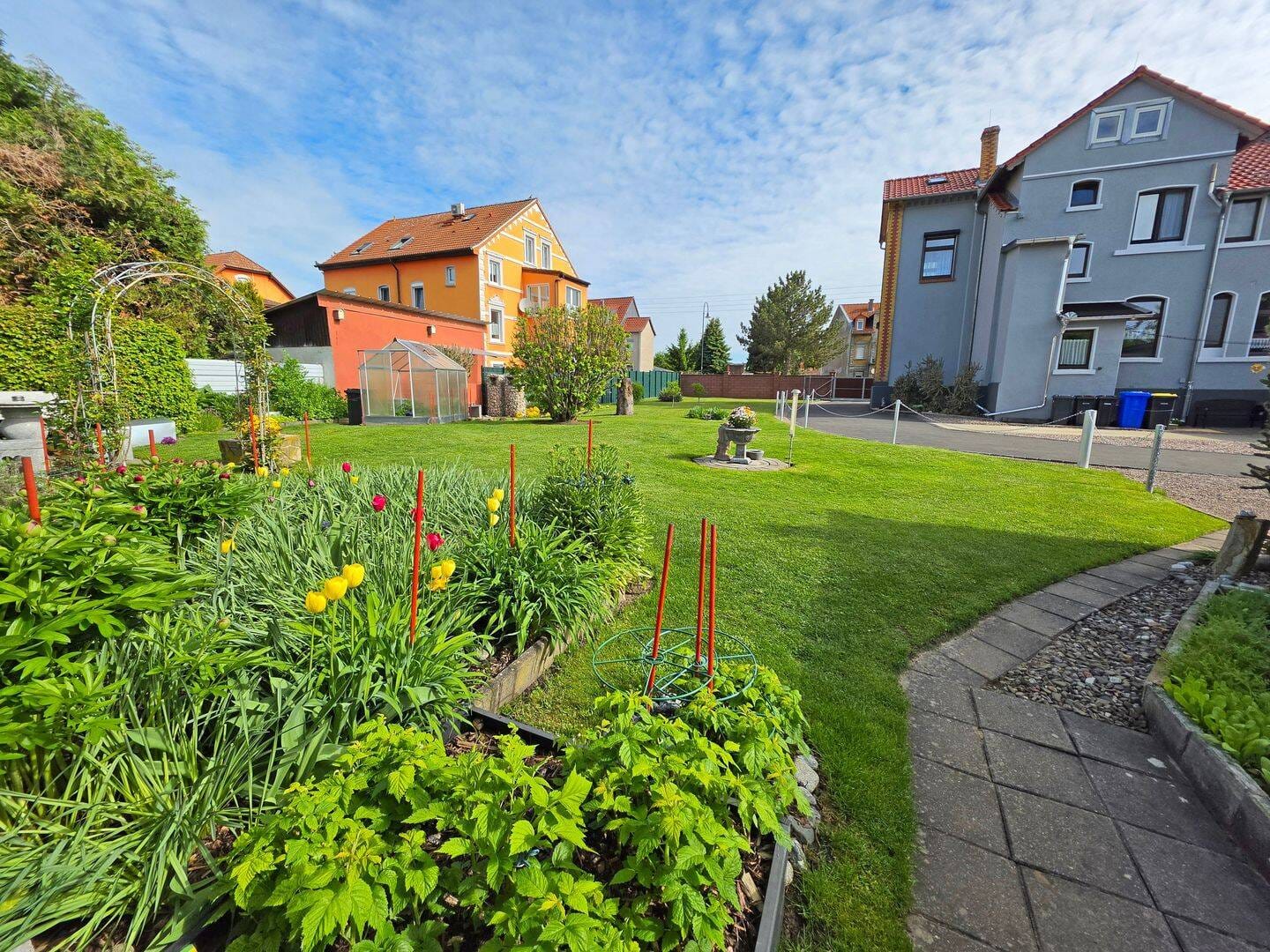 Immobilie in Greußen - Großzügiges Wohnhaus mit Entwicklungspotenzial, Nebengelass und idyllischem Garten - Bild 3