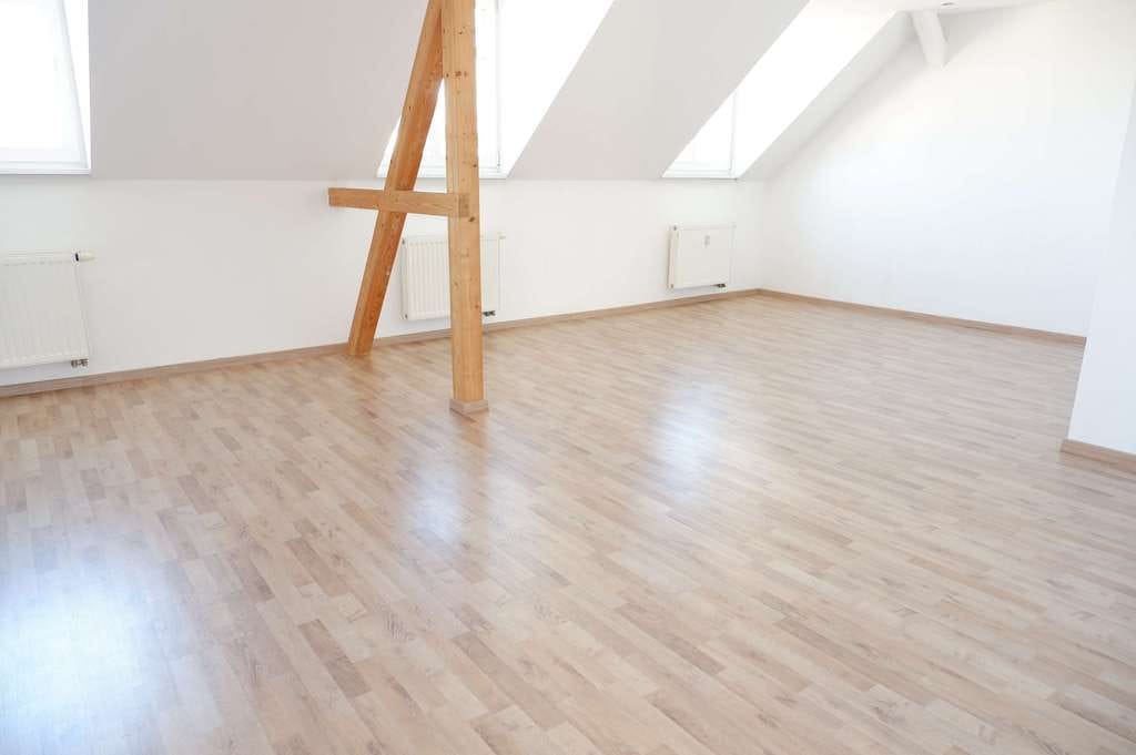 Immobilie in Chemnitz - TOP Whg. im Dachgeschoss = 3.OG / Laminat / inkl. EBK ! PROVISIONSFREI ! - Bild 1