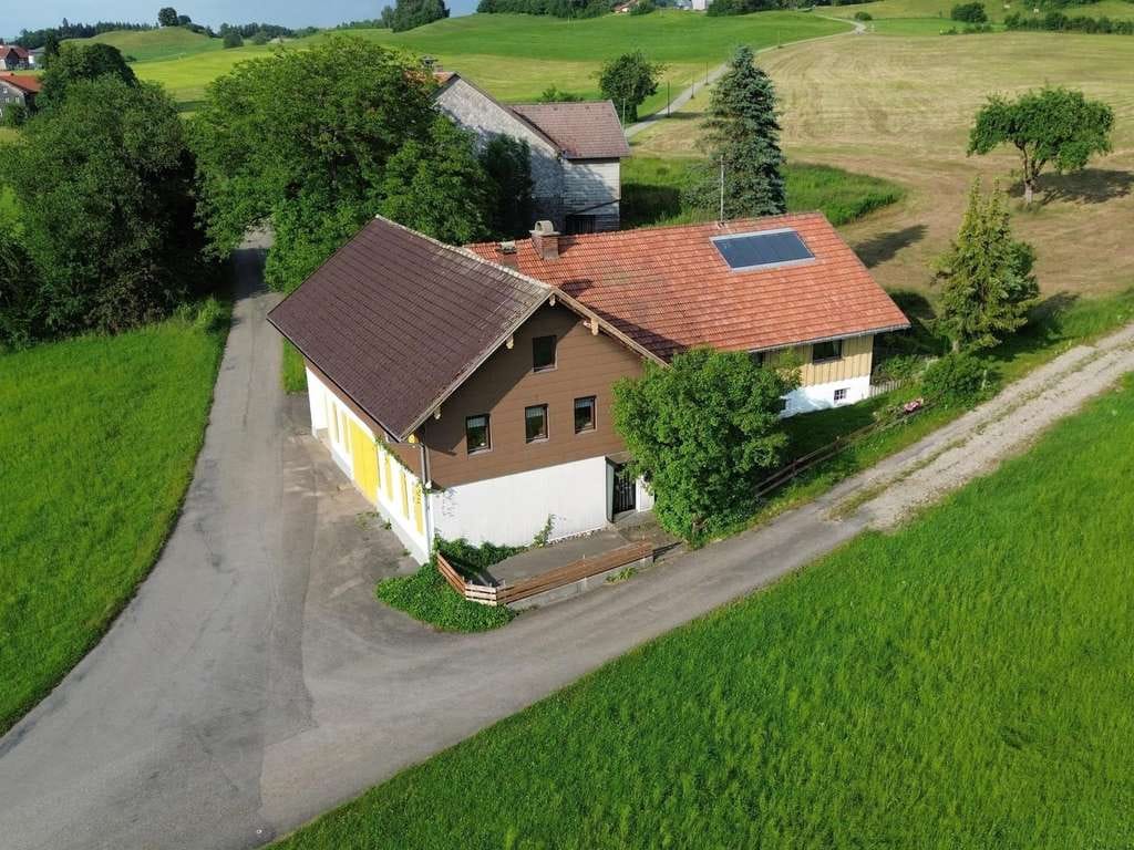Immobilie in Weiler-Simmerberg - Freistehendes Zweifamilienhaus mit vielseitigen Nutzungsmöglichkeiten bei Weiler-Simmerberg - Bild 0