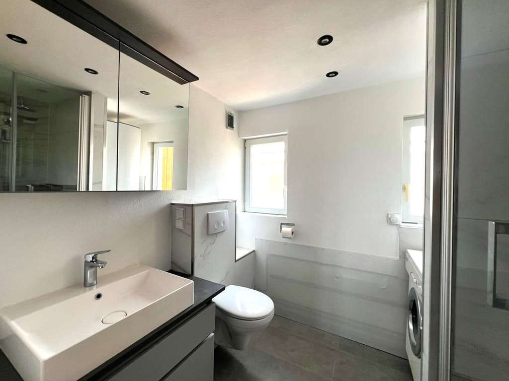 Immobilie in Bisingen - Helle Dachgeschosswohnung mit viel Tageslicht, überdachtem Balkon, Stellplatz und modernisiertem Bad - Bild 4