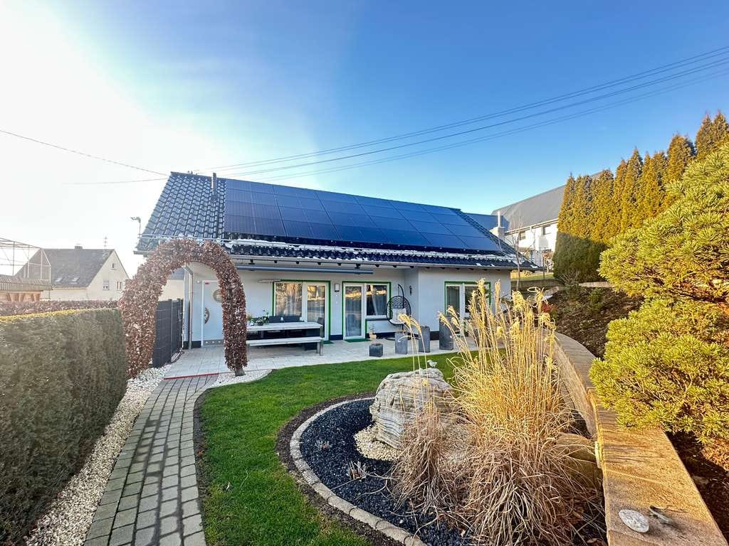Immobilie in Kausen - Fantastisches Gartenparadies mit Koi-Teich – hochwertig renoviertes Einfamilienhaus mit PV! - Bild 3