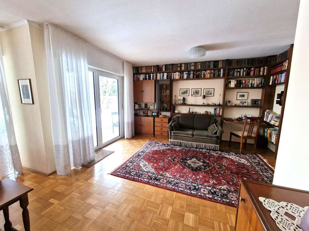 Immobilie in Oberkotzau - Lichtdurchflutetes Einfamilienhaus mit großem Garten und viel Platz für die ganze Familie - Bild 2