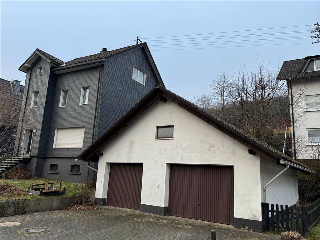 Immobilie in Kirchhundem - Renovierungsbedürftiges Zwei-Familienhaus in Welschen Ennest! - Bild 1
