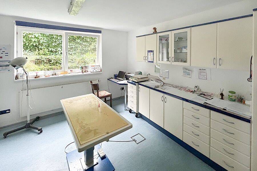 Immobilie in Sarstedt - Gepflegtes Wohnhaus-/Geschäftshaus mit Praxis-/Gewerbeeinheit - Bild 1