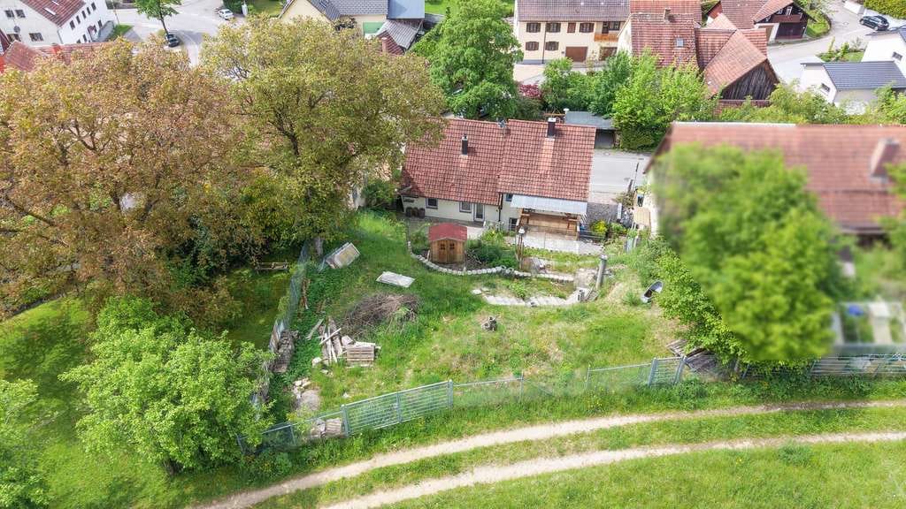 Immobilie in Engen - Charmantes Wohnhaus mit vielseitigen Ausbaureserven, großem Hanggrundstück und drei Garagen - Bild 4
