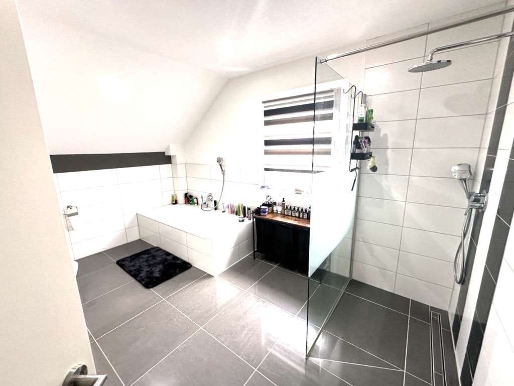 Immobilie in Winden im Elztal - Hochwertiges Einfamilienhaus mit Einliegerwohnung, Doppelgarage und bester Energieeffizienz - Bild 2