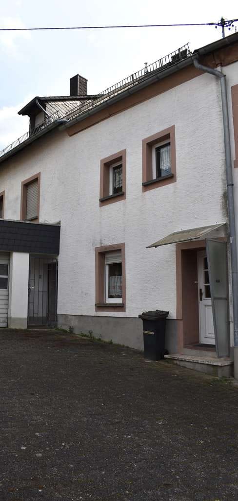 Immobilie in Hermeskeil - Attraktives Einfamilienhaus mit zusätzlichem Wohnhaus, Garage und Garten in zentraler Lage von Herm - Bild 2