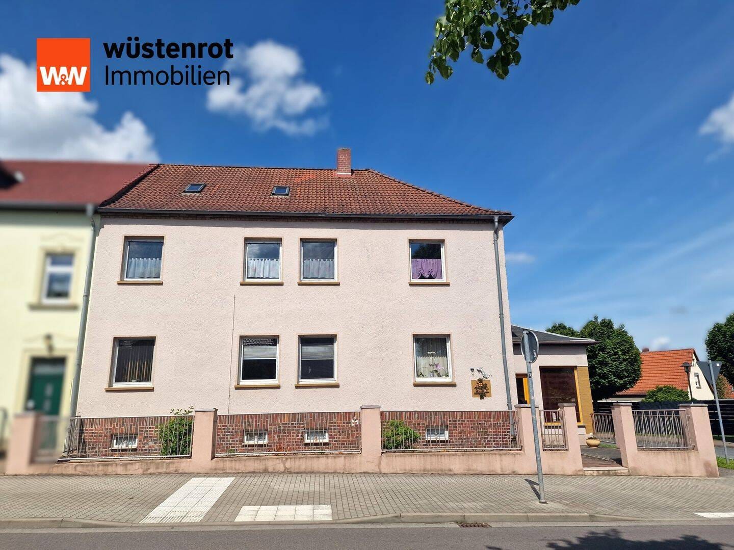 Immobilie in Hohenmölsen - Hohenmölsen- Wohlfühlen im großzügigem Stadthaus- 3 Garagen und Garten - Bild 1