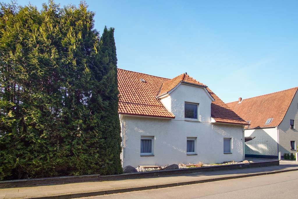 Immobilie in Löhne - Ein- bis Zweifamilienhaus mit Wintergarten, großem Grundstück und vielseitigen Nutzungsmöglichkeiten - Bild 1