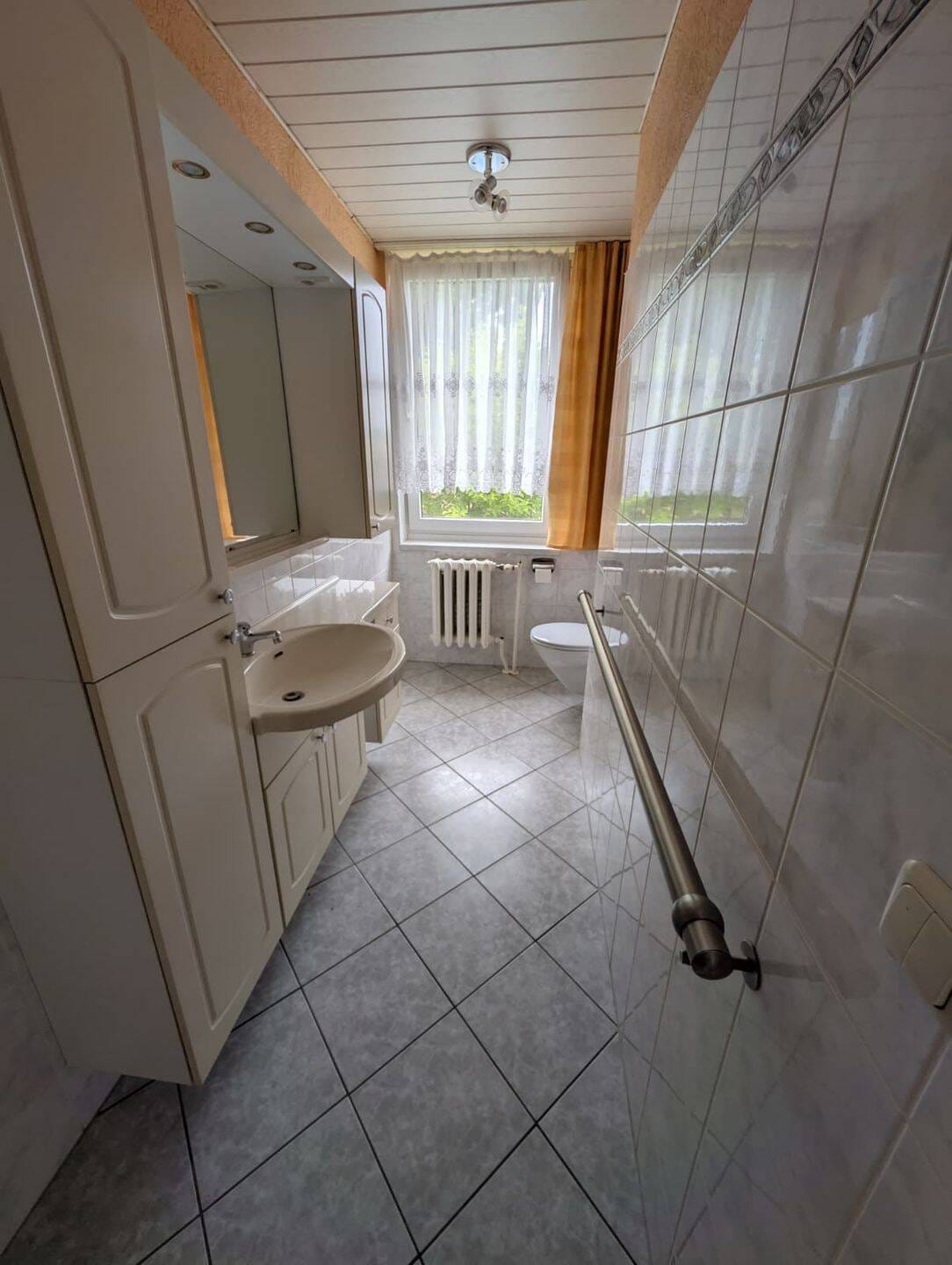 Immobilie in Ruhner Berge - Traumlage mit Fernblick: Gepflegte DHH auf 929 m² Grundstück mit großem Potenzial - Bild 4