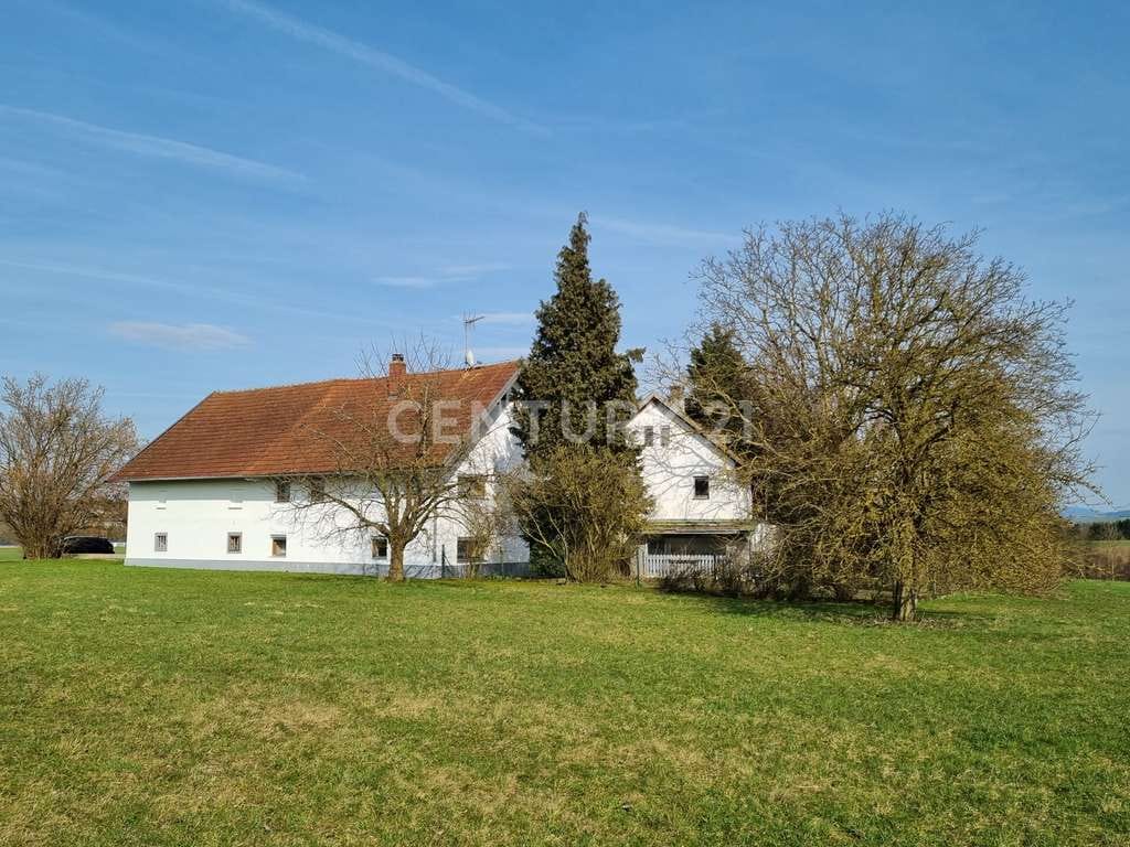 Immobilie in Neuburg am Inn - 4-Seit-Hof in Alleinlage: Wohnen Tierhaltung Landwirtschaft mit guter Anbindung - Bild 1