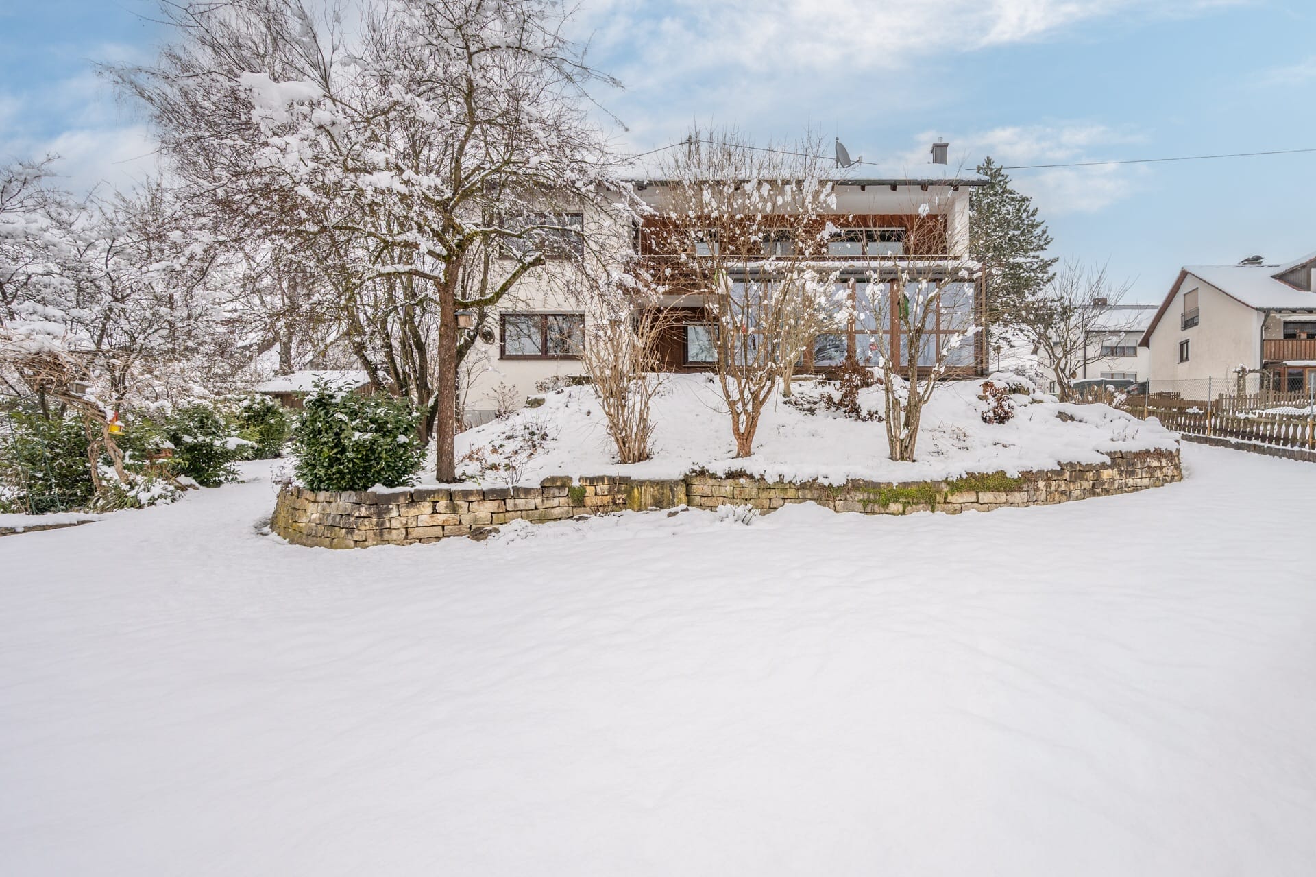 Immobilie in Au in der Hallertau - AIGNER - Großes Zweifamilienhaus mit Eckgrundstück und Ausblick in ruhiger Lage - Bild 0