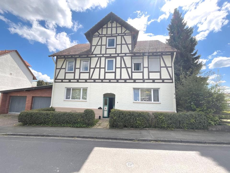 Immobilie in Helsa - "Renditeobjekt" oder Eigennutzung: Zweifamilienhaus mit großem Grundstück in verkehrsgünstiger Lage - Bild 0