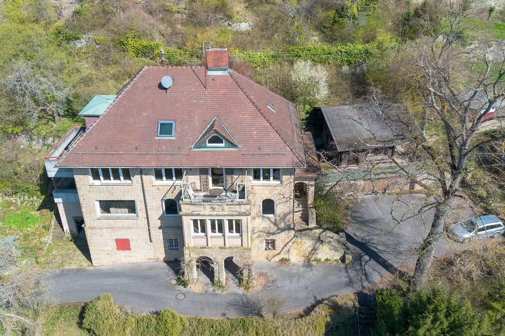 Immobilie in Maulbronn - Herrschaftliche Villa mit viel Raum zum gestalten auf einem großen Grundstück in bester Lage - Bild 2