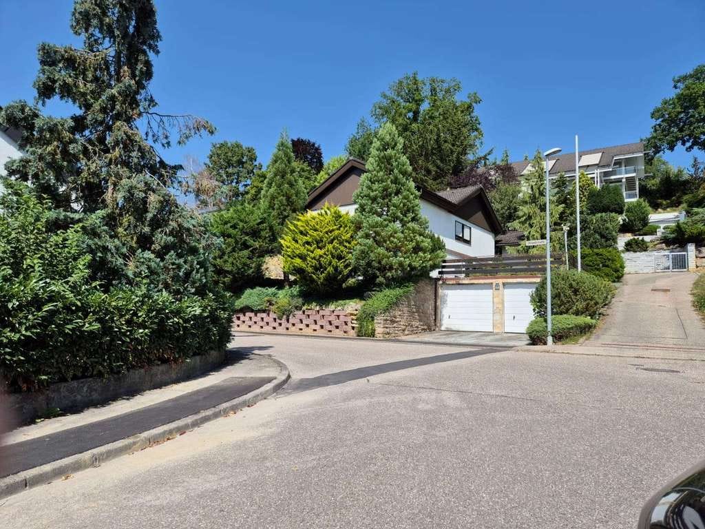 Immobilie in Wimsheim - Sonniges Einfamilienhaus mit ELW oder Büro und 2 Garagen in Hanglage mit Aussicht auf Wimsheim! - Bild 0