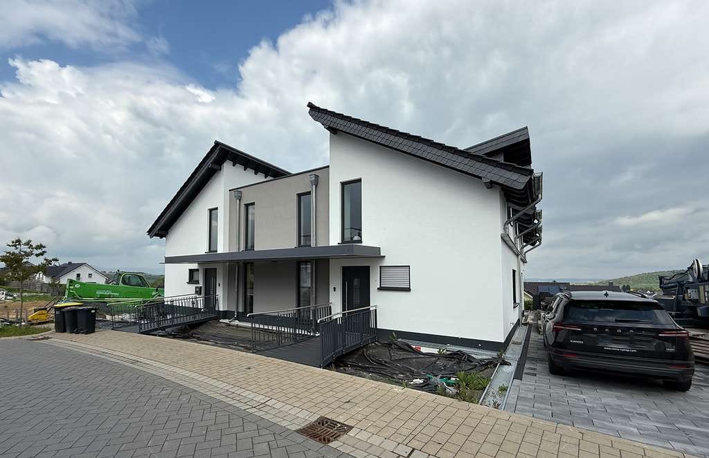 Immobilie in Ochtendung - Modernes Einfamilienwohnhaus mit 2 Wohneinheiten / Mehrgenerationenhaus - Bild 1