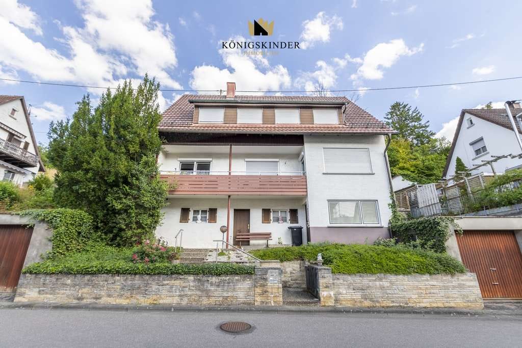 Immobilie in Renningen - Charmantes Zweifamilienhaus mit großem Garten und Potenzial in ruhiger Lage von Renningen-Malmsheim - Bild 0