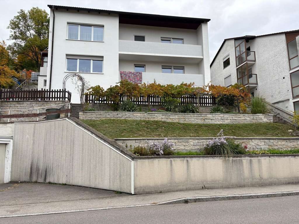 Immobilie in Eichstätt - Zweifamilienhaus mit Einliegerwohnung(DG)und zwei Garagen in Eichstätt - Bild 0