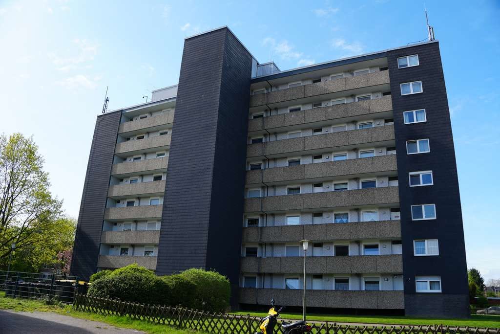 Immobilie in Voerde (Niederrhein) - Kernsanierte Wohnung mit Balkon in familienfreundlicher Lage - Bild 2
