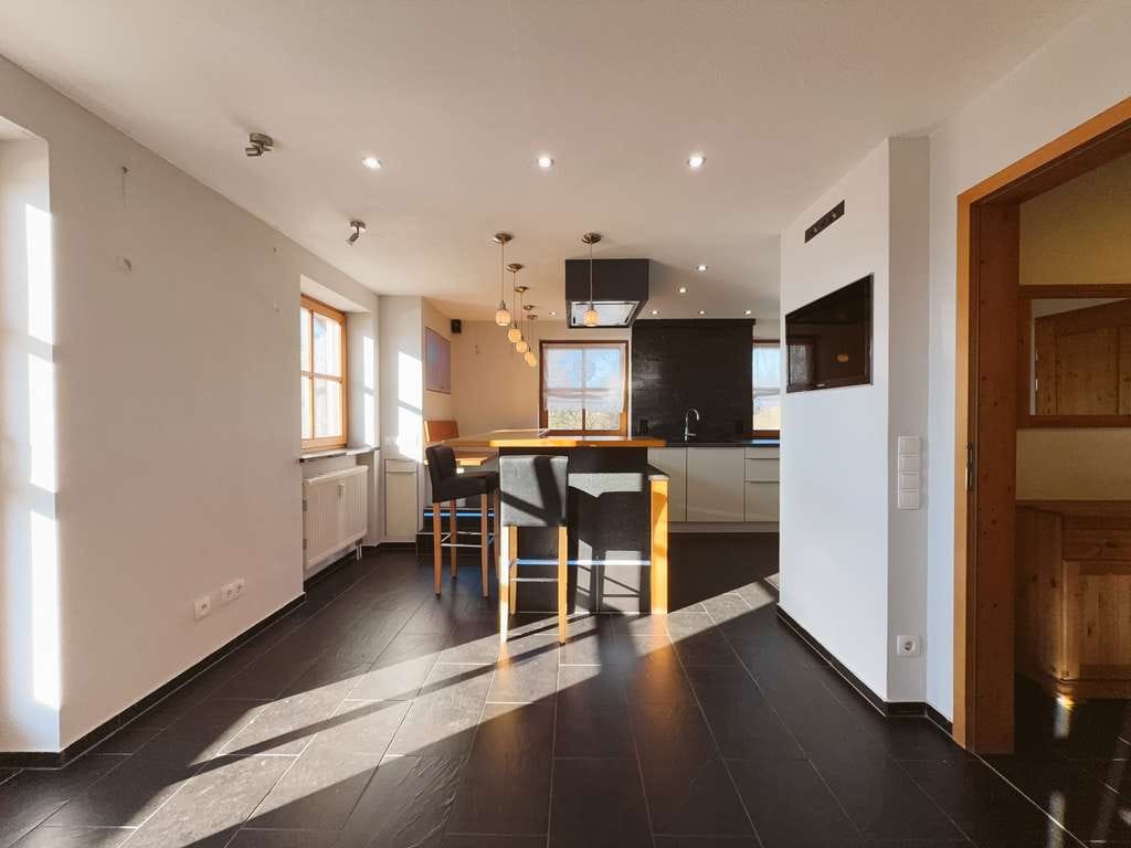 Immobilie in Seeon-Seebruck - Leben am Chiemsee – Stilvolle Maisonettewohnung mit Panoramablick & Einliegerwohnung - Bild 3