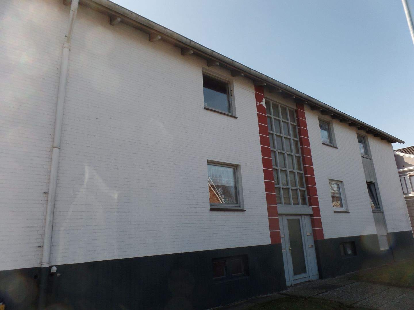 Immobilie in Heide - Mehrfamilienwohnhaus mit 4 Wohnungen, 6 Garagen - Bild 1