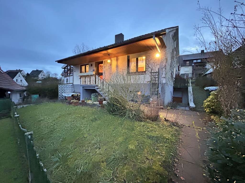 Immobilie in Marsberg - Einfamilienhaus mit Freisitz und Gartenhaus in Marsberg - Bild 0