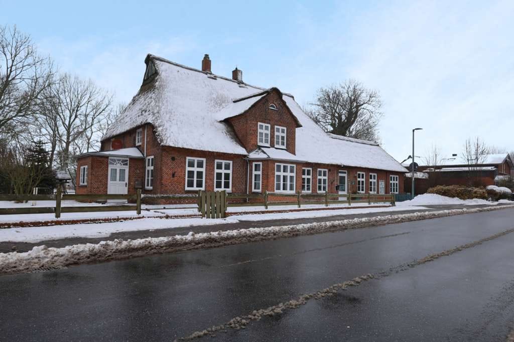 Immobilie in Hemme - Charaktervolles Wohn- und Geschäftshaus unter Reet mit großem Grundstück und viel Potential in Hemme - Bild 0