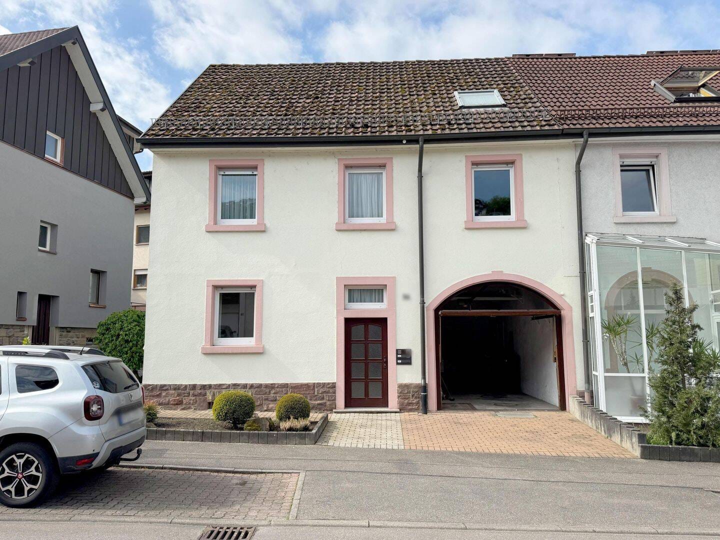 Immobilie in Kämpfelbach - Mehrgenerationenhaus mit zwei Garagen in zentraler Lage! - Bild 1