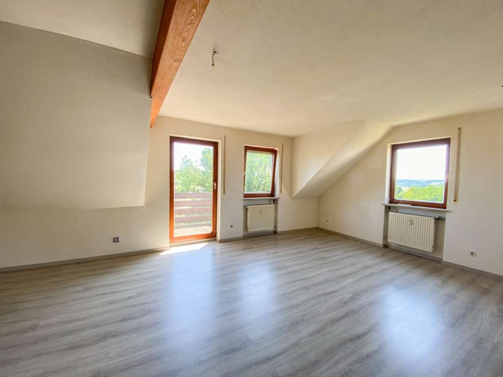 Immobilie in Itzgrund - Helle 3-Zimmer-Maisonettewohnung mit Balkon, Weitblick & Garage in gepflegtem Mehrfamilienhaus - Bild 1
